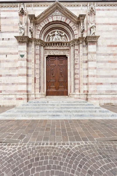 教会にアンティークの扉 イタリア — ストック写真
