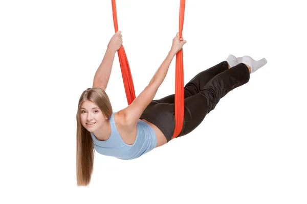 Mujer joven haciendo yoga aéreo anti-gravedad —  Fotos de Stock