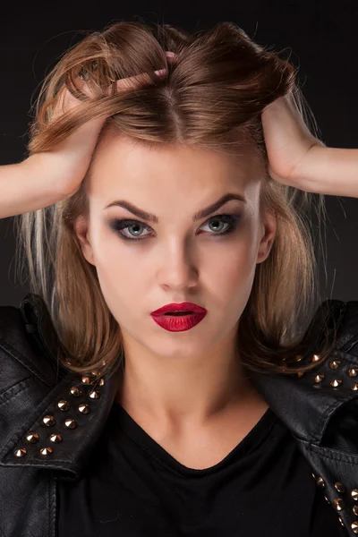 Retrato de modelo hermoso con pelo largo y rubio sobre fondo negro —  Fotos de Stock
