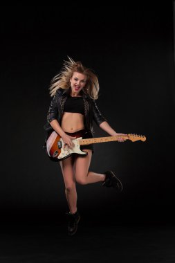 güzel kız gitar çalmak