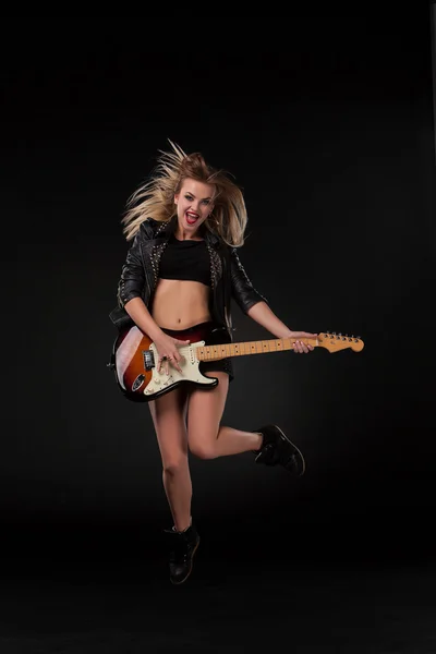 Menina bonita tocando guitarra — Fotografia de Stock