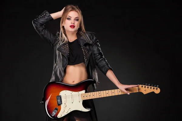 Красивая девушка играет на гитаре — стоковое фото