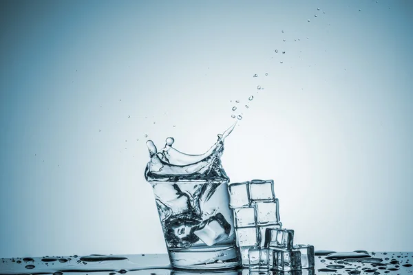 Вода в склянці з бризками води — стокове фото