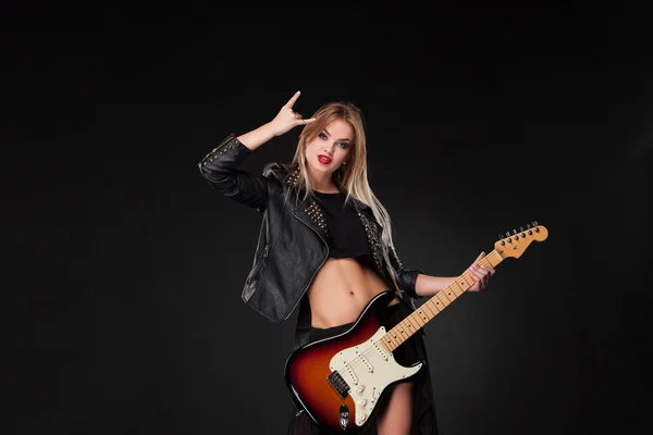 아름 다운 소녀 연주 기타 — 스톡 사진