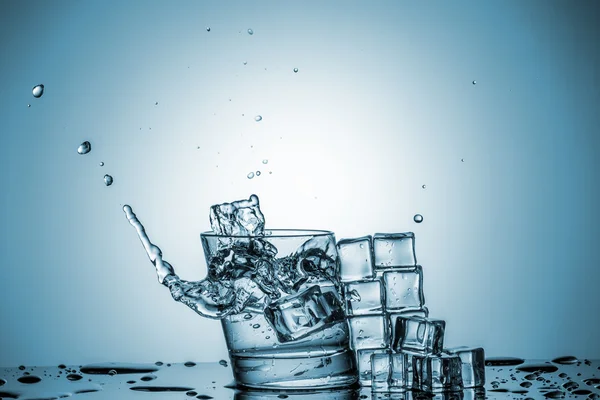 Água em vidro com respingo de água — Fotografia de Stock