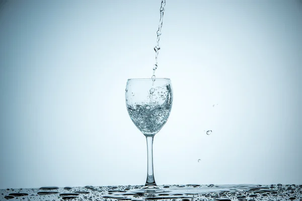 Vidrio lleno de agua —  Fotos de Stock