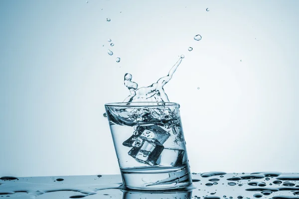 Água em vidro com respingo de água — Fotografia de Stock