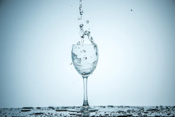 Vidrio lleno de agua — Foto de Stock