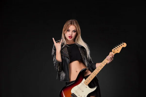 Hermosa chica tocando guitarra —  Fotos de Stock