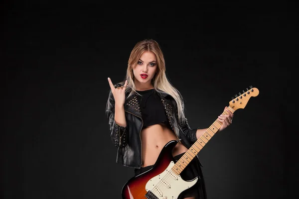 Menina bonita tocando guitarra — Fotografia de Stock