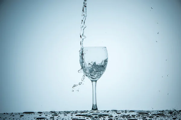 Glas wird mit Wasser gefüllt — Stockfoto