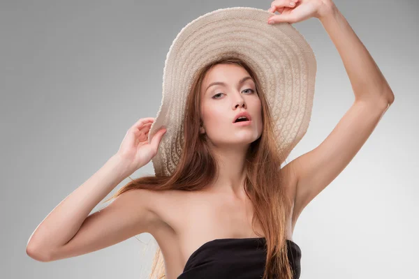 Vacker flicka med hatt poserar i studio — Stockfoto