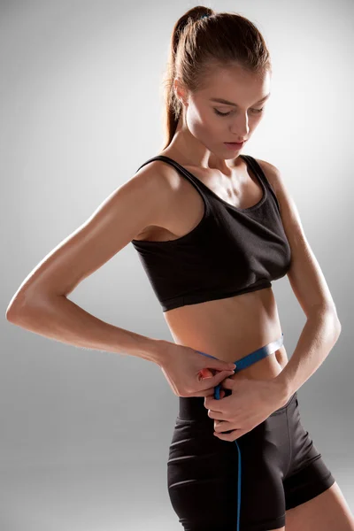 Fit en gezond taille gemeten met een lint — Stockfoto