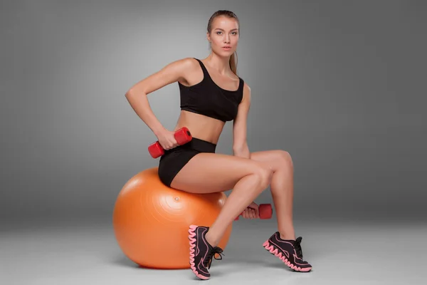 Sporty woman doing aerobic exercise — Stock Photo, Image