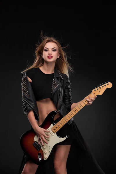 Güzel kız gitar çalmak — Stok fotoğraf