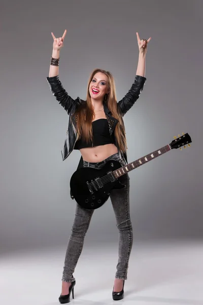 Menina bonita tocando guitarra — Fotografia de Stock