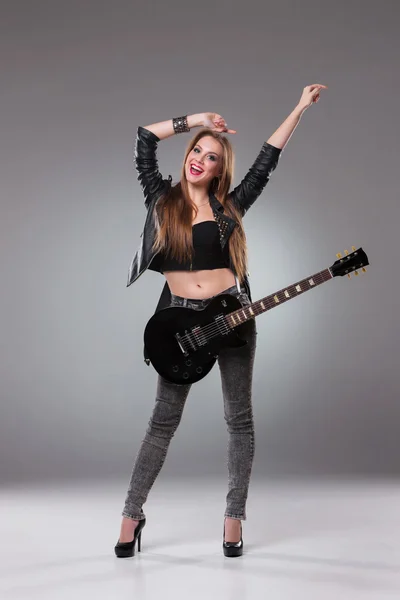 Menina bonita tocando guitarra — Fotografia de Stock