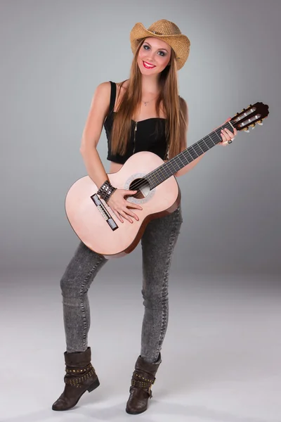 카우보이 모자와 음향 기타에서 아름 다운 소녀. — 스톡 사진