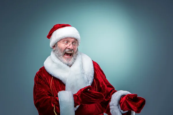 Santa Claus, presentando algo . — Foto de Stock