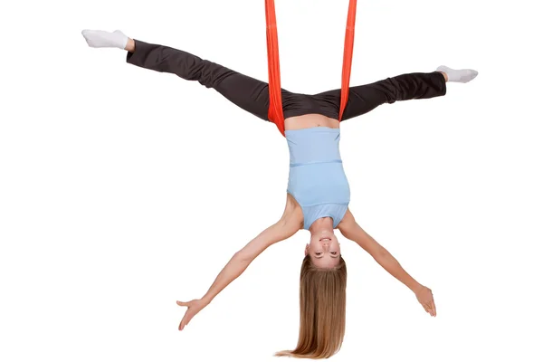 Jonge vrouw antigravity yoga oefeningen maken in het uitrekken van bindgaren — Stockfoto