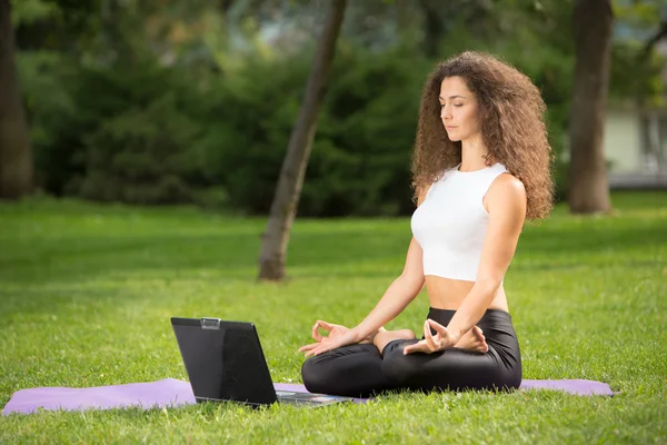 Dizüstü bilgisayar ile kadın meditasyon — Stok fotoğraf