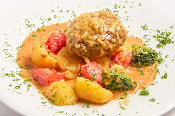 Kalbsschnitzel mit Speck, Kapern, geriebenem Käse in cremiger Sauce — Stockfoto