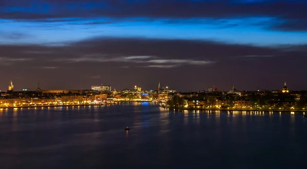 斯德哥尔摩在晚上与水中的光反射 — 图库照片