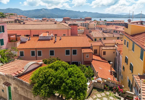 Het uitzicht vanaf het dak kleine oude stadje aan het Gardameer — Stockfoto