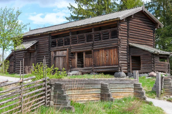 Typische Zweedse houten huis - boerderij werf, stockholm — Stockfoto