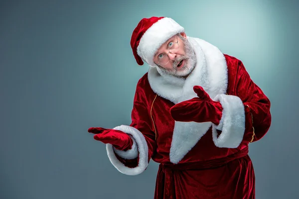 Papai Noel, apresentando algo . — Fotografia de Stock