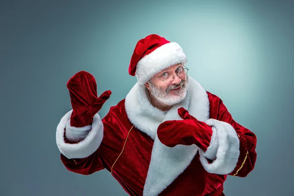 Weihnachtsmann, der etwas präsentiert. — Stockfoto