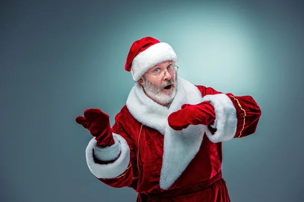 Santa Claus, presentando algo . — Foto de Stock