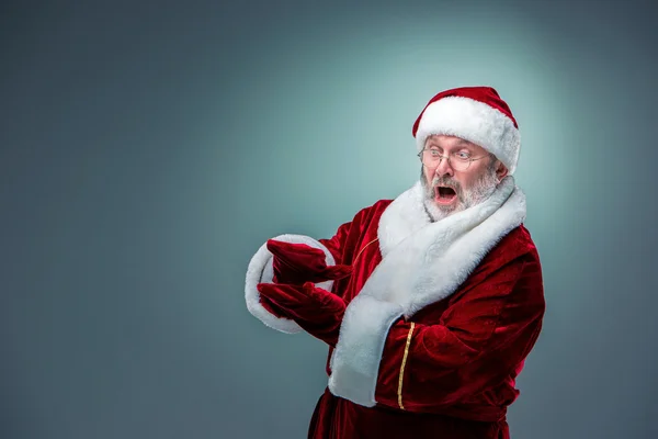 Santa Claus, presentando algo . — Foto de Stock