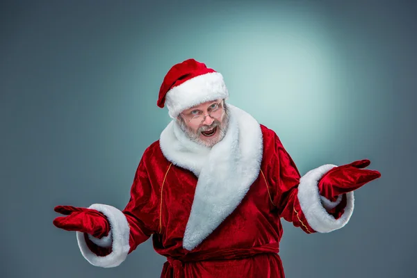 Santa Claus, presentando algo . — Foto de Stock