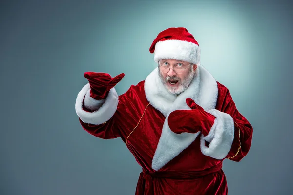 Santa Claus, presentando algo . — Foto de Stock