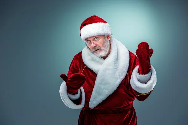Weihnachtsmann, der etwas präsentiert. — Stockfoto
