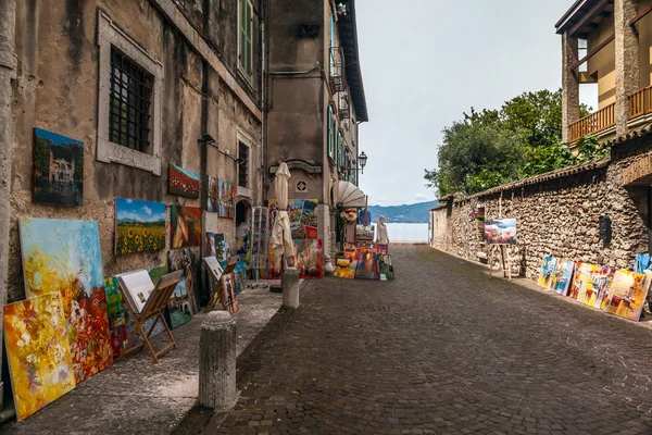 Staré město ulice vedoucí k jezeru Garda — Stock fotografie