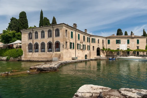 イタリアのガルダ湖の美しい古いヴィラ — ストック写真