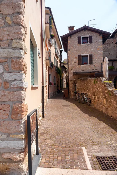 Calle estrecha de la ciudad vieja en Italia —  Fotos de Stock