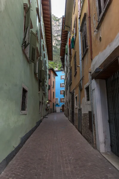 Enge straße der altstadt in italien — Stockfoto