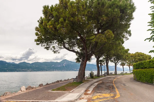 Callejón peatonal a orillas del lago Garda — Foto de Stock