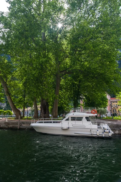 Yacht in harbor, Lake Garda — Stock Photo, Image