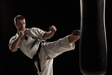 Karate yuvarlak kum torbasına tekme