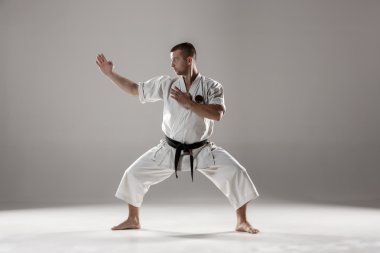 Adam beyaz kimono eğitim karate