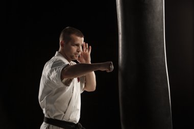 Kum torbasına karate tekme