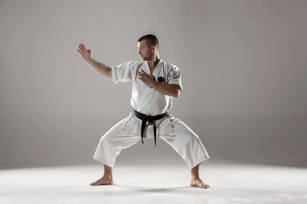 Fehér kimonó képzés karate férfi — Stock Fotó
