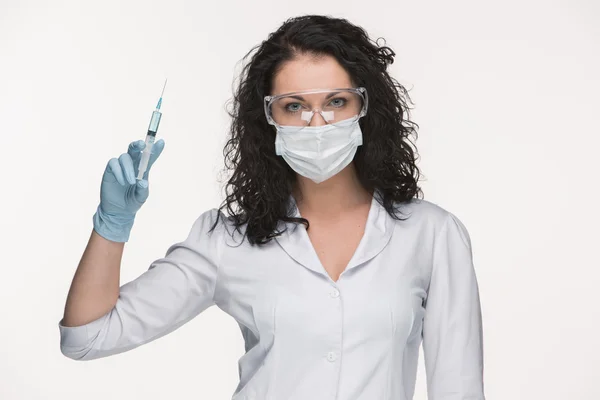 Portrét paní chirurg zobrazeno stříkačky nad bílým pozadím — Stock fotografie