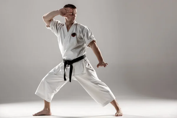 Man in de witte kimono opleiding karate — Stockfoto