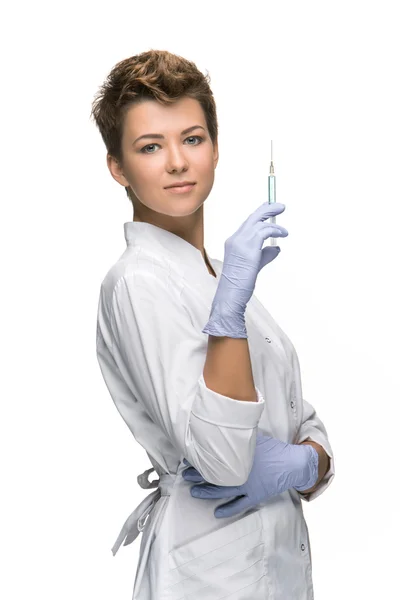 Retrato de dama cirurgiã mostrando seringa — Fotografia de Stock