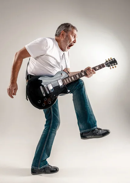 Retrato completo de un guitarrista — Foto de Stock